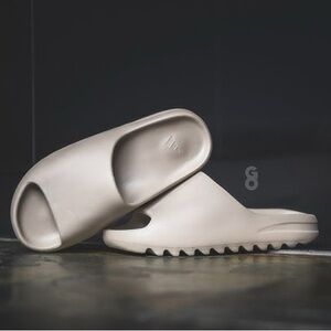 NEW YEEZY PURE SLIDES SIZE 6 MEN / 7 WOMEN
